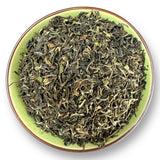 Teeschale gefüllt mit den Blättern des Tees: Darjeeling FF SFTGFOP1 'Phuguri' Bio
