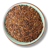 Eine Teeschale voll von Honeybush, Kakaokern Bruch und feinen Rooibos-Blättern