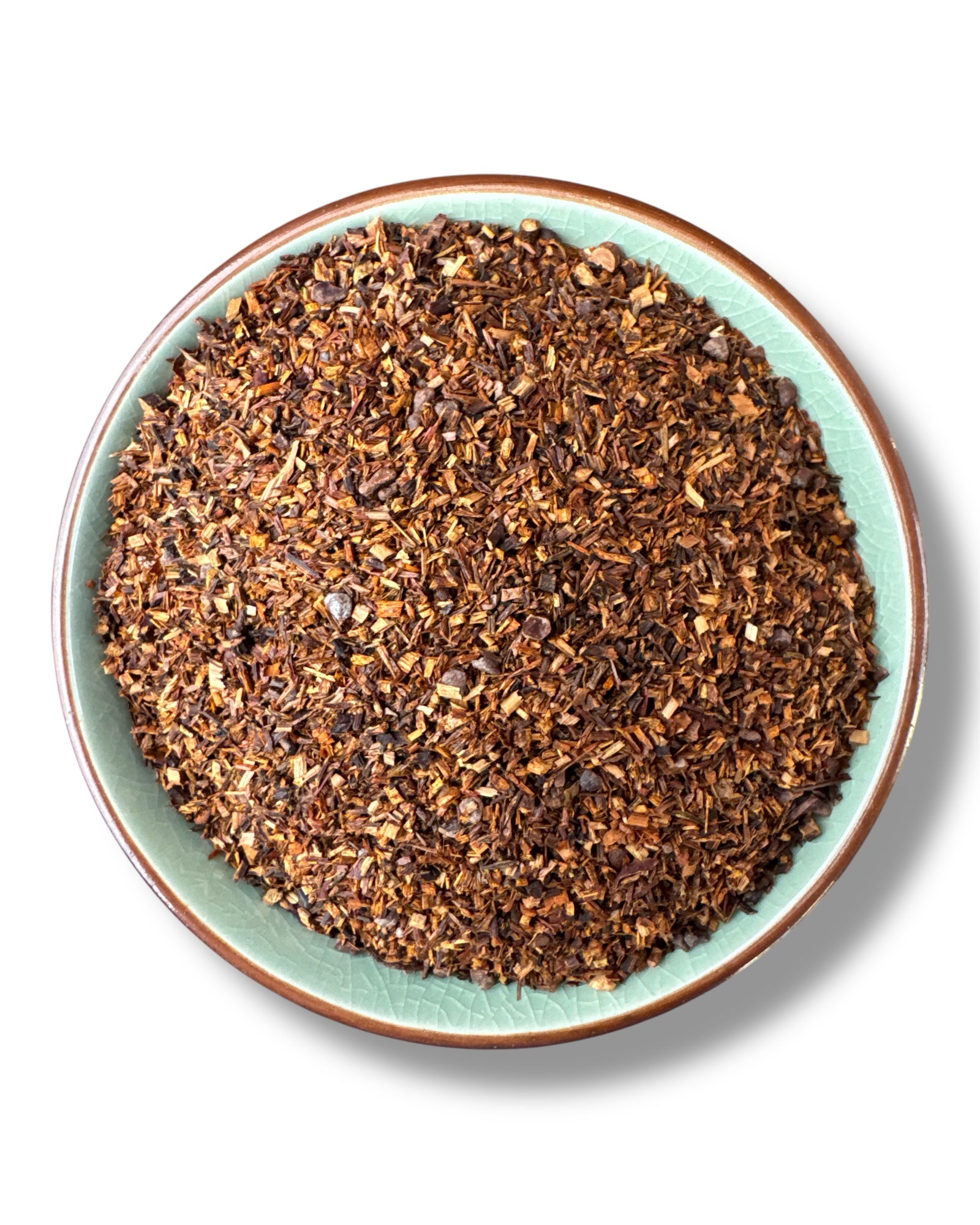 Eine Teeschale voll von Honeybush, Kakaokern Bruch und feinen Rooibos-Blättern