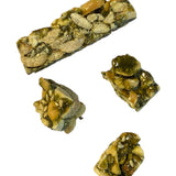 knusprige kleine Nussriegel umhüllt von leckerem Matcha