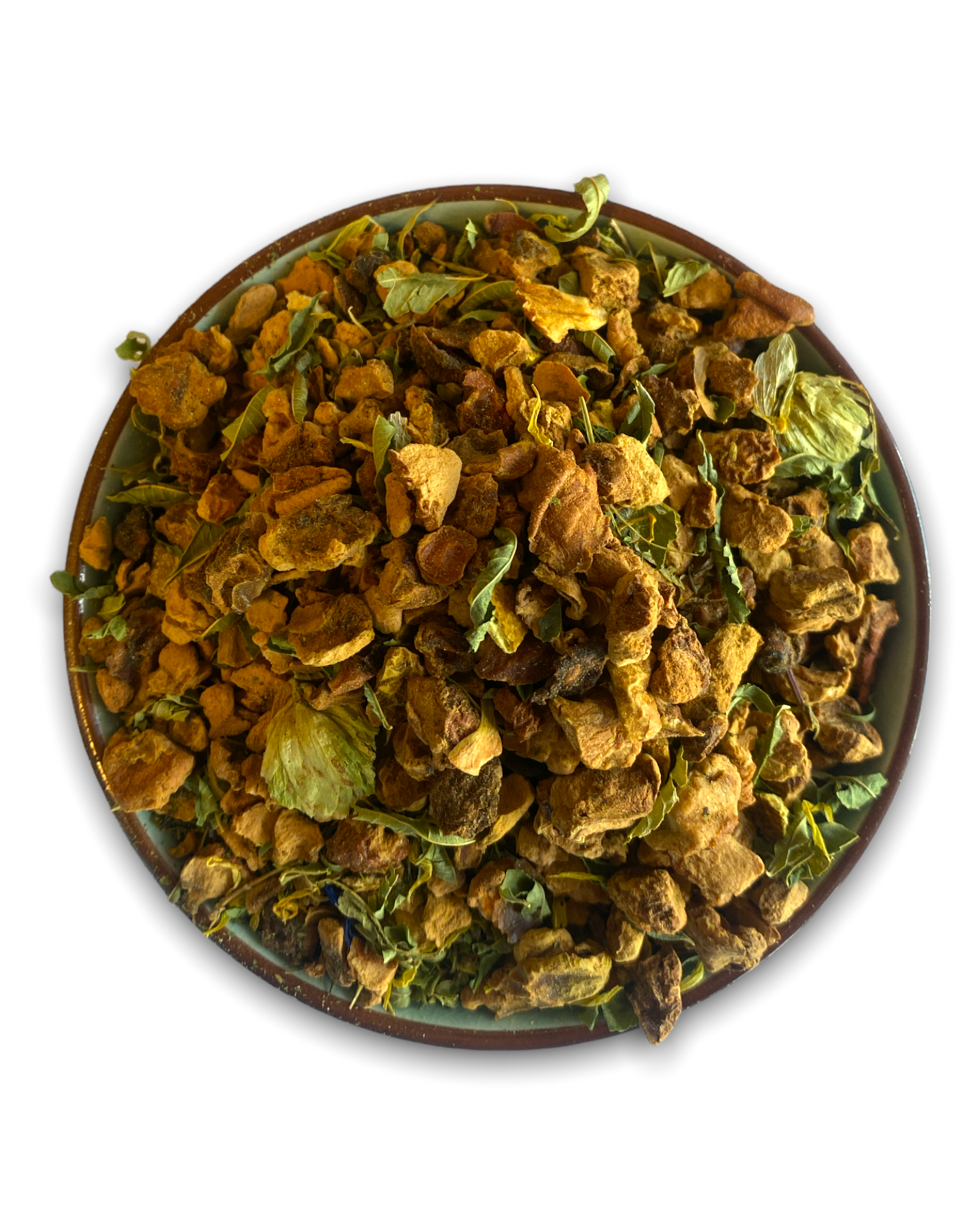 Teeschale gefüllt mit unserem 'Abendkräutertee', der unter anderem Apfelstückchen, Hopfenblüten und Zitronenverbene enthält. Ein wohltuender Tee für entspannte Abende.