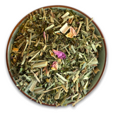 Teeschlage gefüllt mit en Kräutern des Kräutertees Ayurveda Pitta Bio