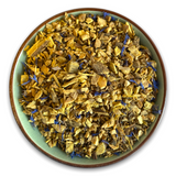 Teeschale mit dem Rohprukt des Kräutertees Ayurveda Vata bestehend aus Ingwerstückchen, Süssholzwurzel, Zimt und Kornblumenblüten