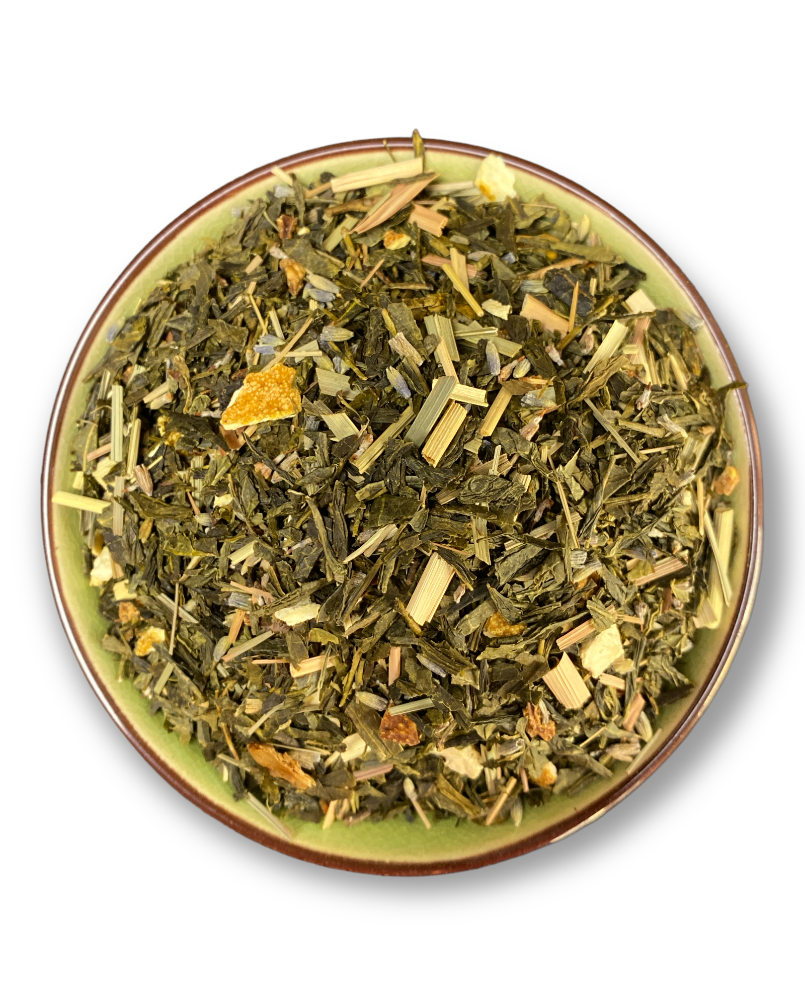 Eine Teeschale mit dem Trockenprodukt des Lavendelbrise Bio, bestehend aus grünem Tee, Lavendelblüten und Zitrusschalen, arrangiert neben einer Tasse frisch aufgebrühten, goldgelben Tees