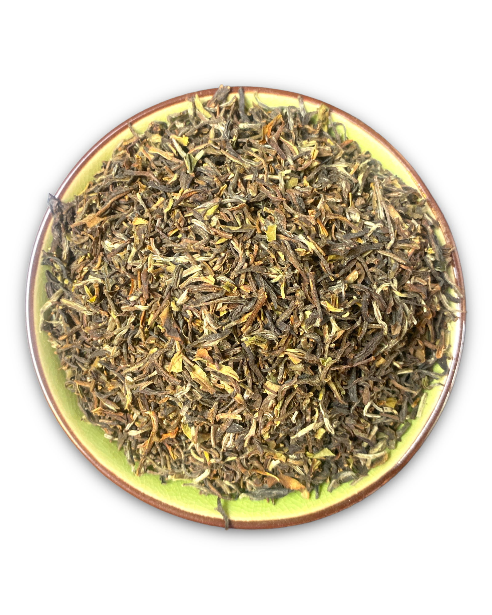Eine Teeschale mit dem Trockenprodukt des Nepal Jun Chiyabari SFTGFOP1, bestehend aus luftigen, gedrehten Blättern in Grüntönen mit goldenen Tips
