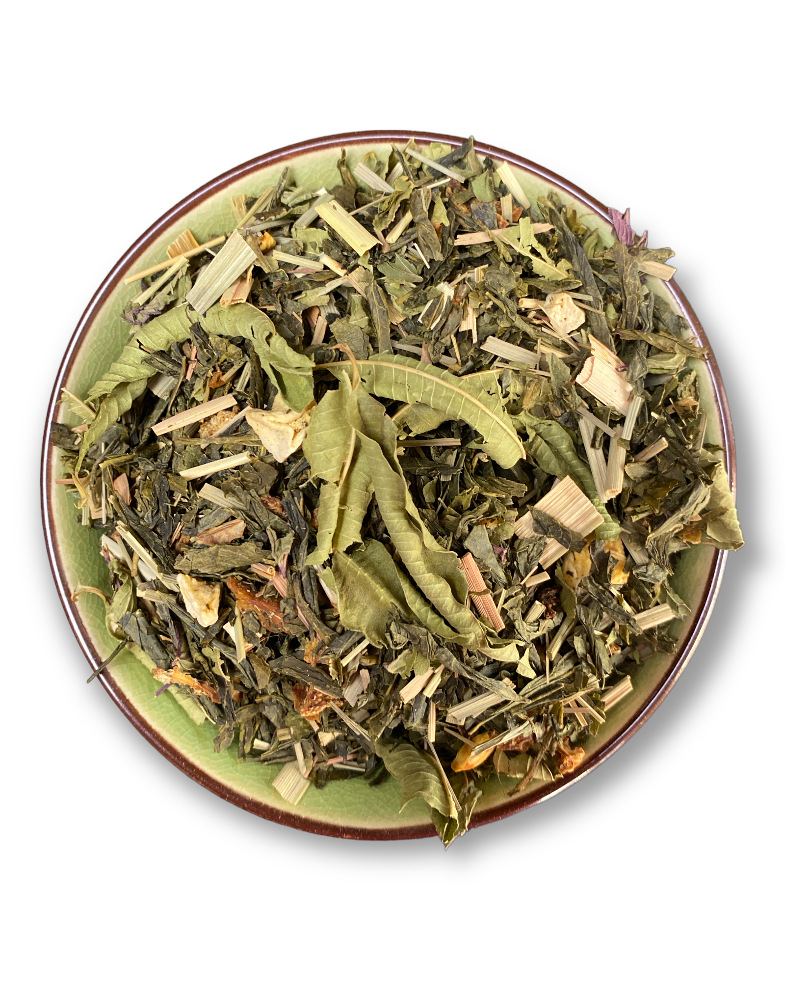 Eine Teeschale mit dem Trockenprodukt des Mango Mojito Bio, bestehend aus grünem Tee, Mangostücken, Pfefferminzblättern und Zitrusschalen, arrangiert neben einer Tasse frisch aufgebrühten, hellgrünen Tees.