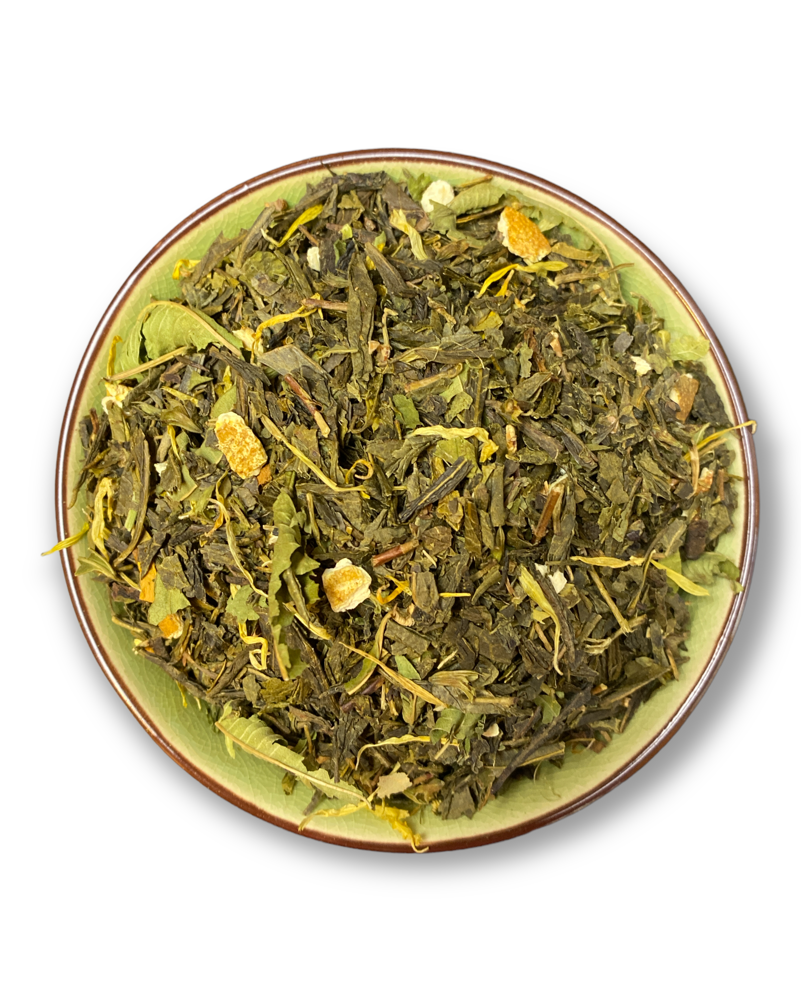 Eine Teeschale mit dem Trockenprodukt des Mellow Mandarine Bio, bestehend aus grünem Tee, Mandarinenstücken, Orangenschalen und Ringelblumen.