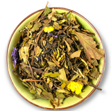 Eine Teeschale mit dem Trockenprodukt des Morgenröte Bio, bestehend aus weißem Tee, grünem Jasmintee, Ringelblumen, Kornblumen und Malve