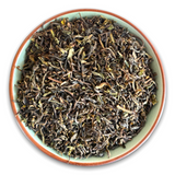 Teeschale gefüllt mit den Teeblättern des Darjeeling FTGFOP1 FF Steinthal Bio