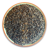 Teeschale mit dem Rohprodukt Assam TGFOP SF Rembeng Bio