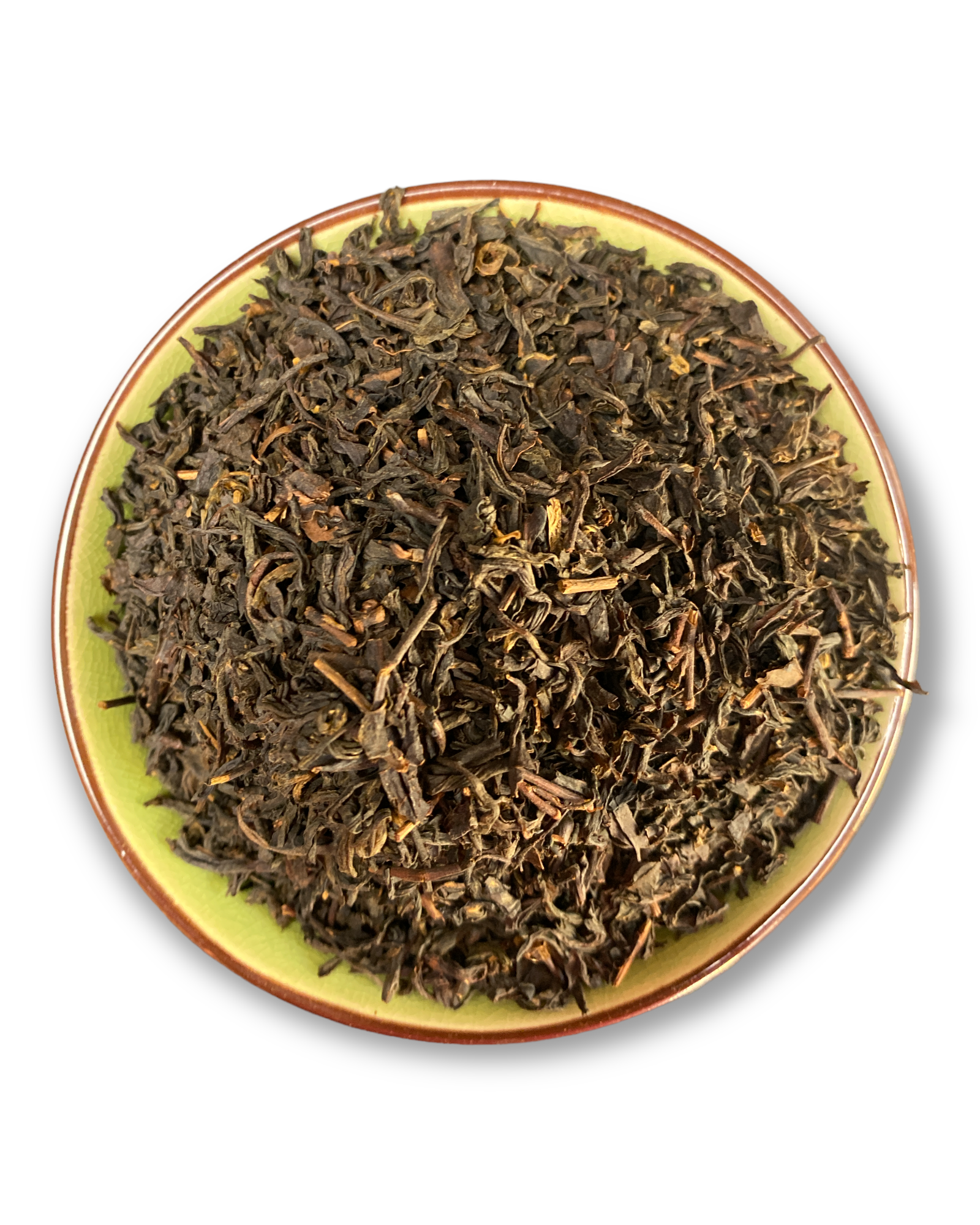 Eine Teeschale mit dem Trockenprodukt des Lapsang Souchong Bio, bräunlich-schwarze Blätter mit holziger Textur, begleitet von einer Tasse warmem, kupferfarbenem Tee.