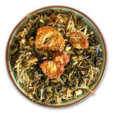 Teeschale gefüllt mit unserem Oolong Tee: Erdbeer-Shake, dekoriert mit getrockneten Erdbeeren
