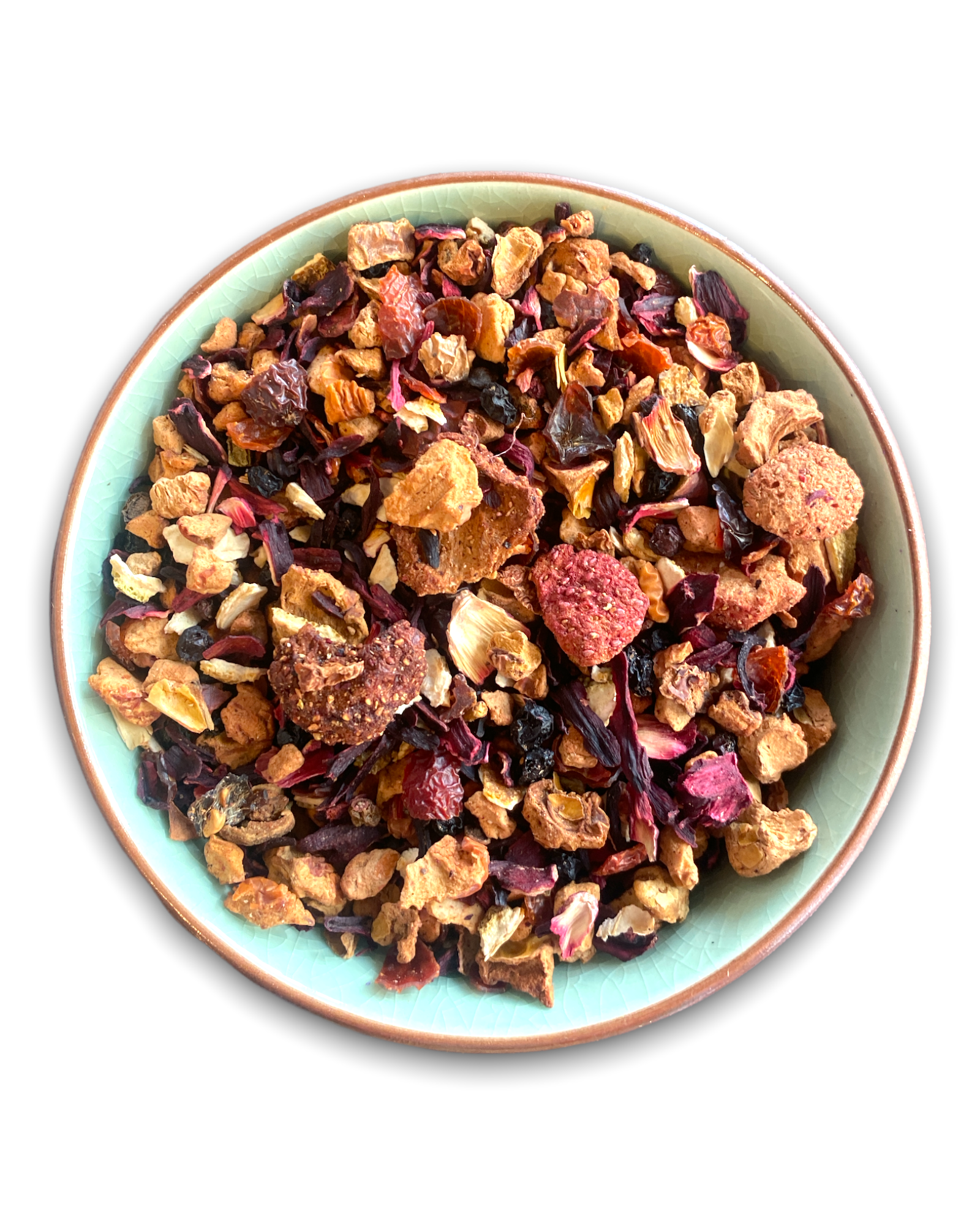 Teeschale gefüllt mit dem Früchtetee 'Alma's Liebe'. Zu sehen sind Apfelstückchen, Erdbeeren, Hibiskusblüten und Hagebuttenschalen