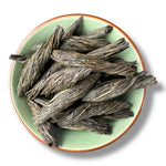 Eine Teeschale mit dem leuchtend beige-goldenen Aufguss des Ceylon Indulgashinna Blue Nettle