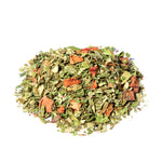Eine Teeschale mit dem Trockenprodukt des Kräutertees 'Vermilis Bio', bestehend aus Melisse, Olivenblättern und Apfelstücken
