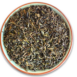 Teeschale gefüllt mit den Teebättern von unserem Schwarztee: Darjeeling FTGFOP1 SF Pussimbing Bio