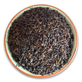 Teeschale gefüllt mit Earl Grey Teeblättern