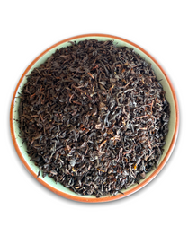 Teeschale gefüllt mit Earl Grey Teeblättern