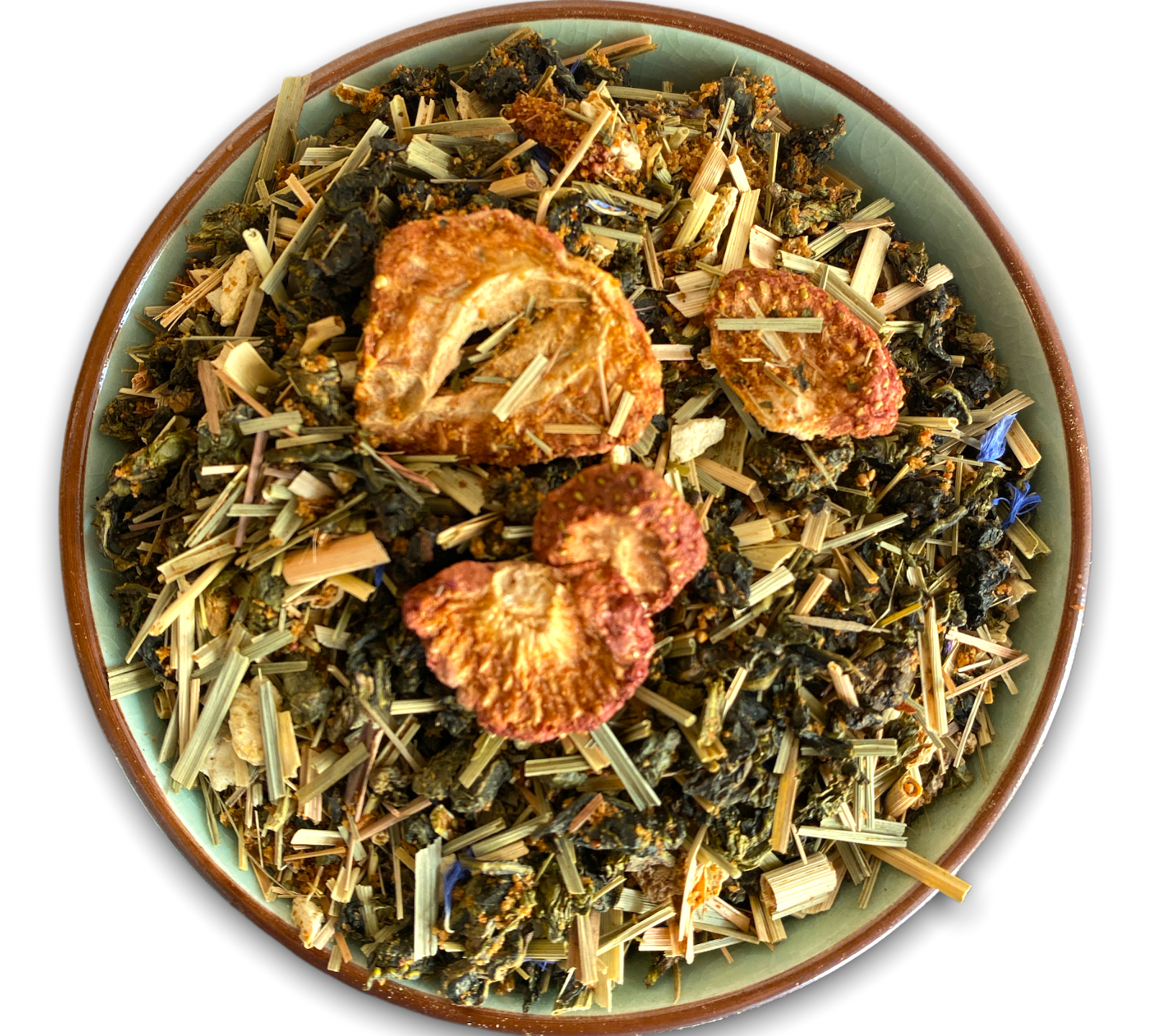 Teeschale gefüllt mit unserem Oolong Tee: Erdbeer-Shake, dekoriert mit getrockneten Erdbeeren