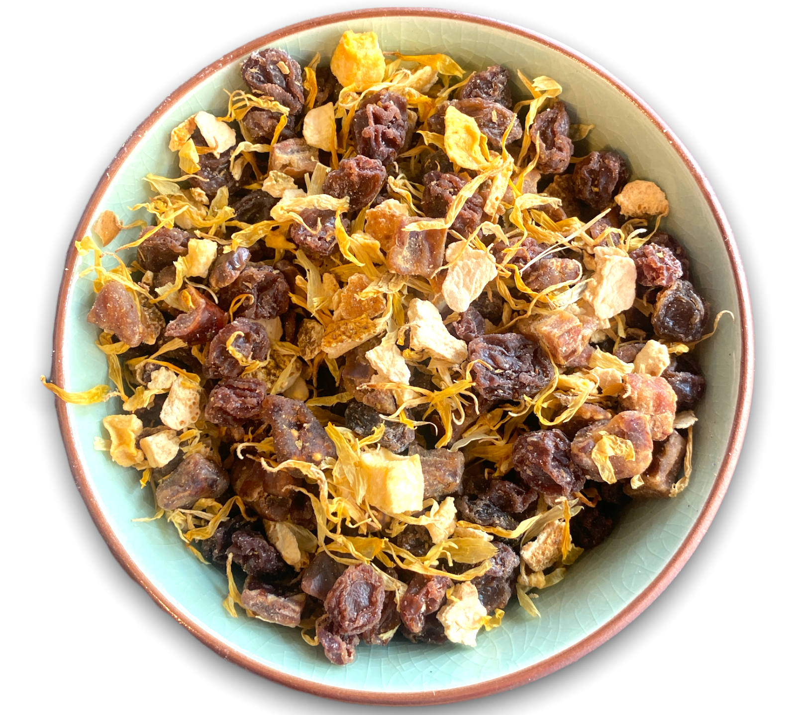 Eine Teeschale mit dem Trockenprodukt des Früchtetees 'Von der Sonne geküsst Bio', bestehend aus Weinbeeren, Mangostücken, Orangenschalen und Ringelblumen