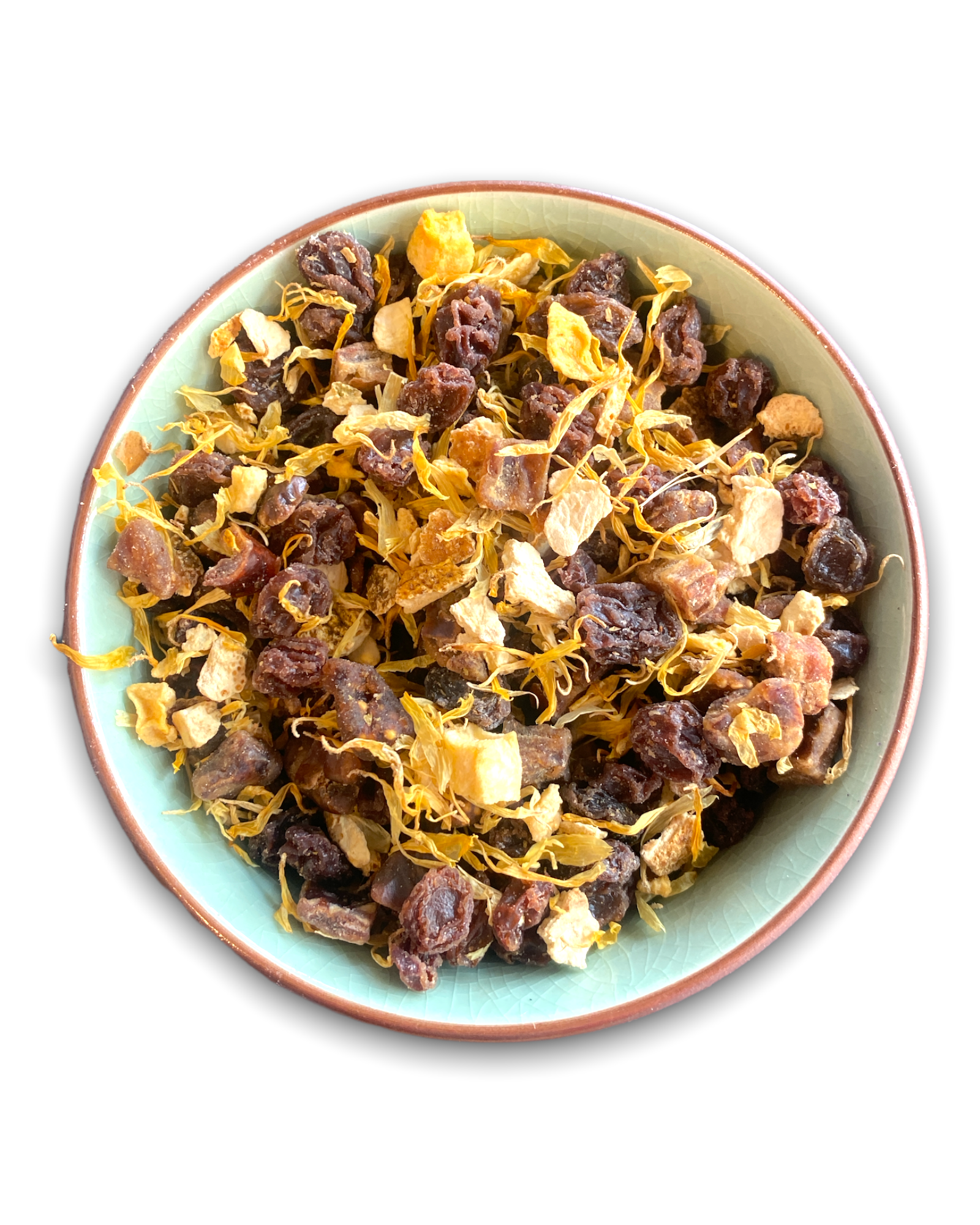 Eine Teeschale mit dem Trockenprodukt des Früchtetees 'Von der Sonne geküsst Bio', bestehend aus Weinbeeren, Mangostücken, Orangenschalen und Ringelblumen